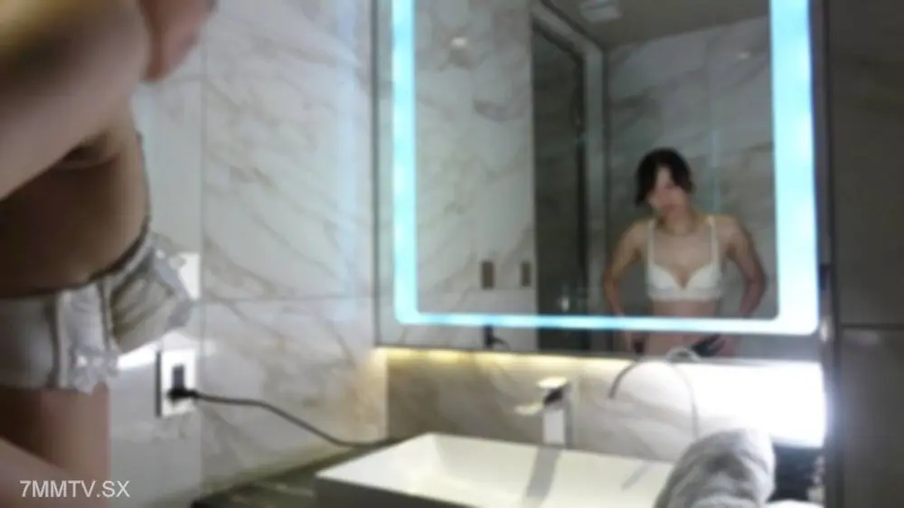 FC2-PPV-4788732 戀物攝影界的大師，身著性感服裝，通過五人制足球訓練鍛煉出皮膚白皙、高挑修長的美麗身材，將積累的精液從他體內擠出。| FC2電子市場