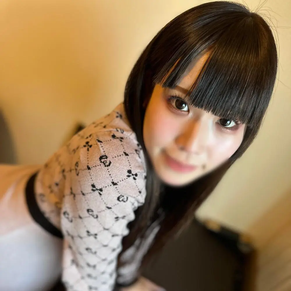 FC2-PPV-4605250 初撮※大量潮洪水!?インタビューだけのはずが、発情してしまい「おチ〇コほしい♡」と自ら中出しお誘い♡【無】