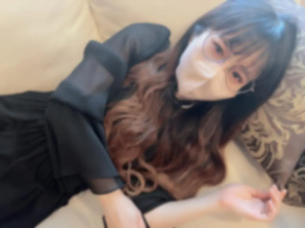 FC2-PPV-3806409 独占販売※顔出し※【無修正】 【初撮り】お洒落な眼鏡ムスメ。ミニマム身体の口/リ乳首をいやらしくこねくり回され発情。ソーセージみたいに巨大なチンチンにじゅぼじゅぼ甘舐め！