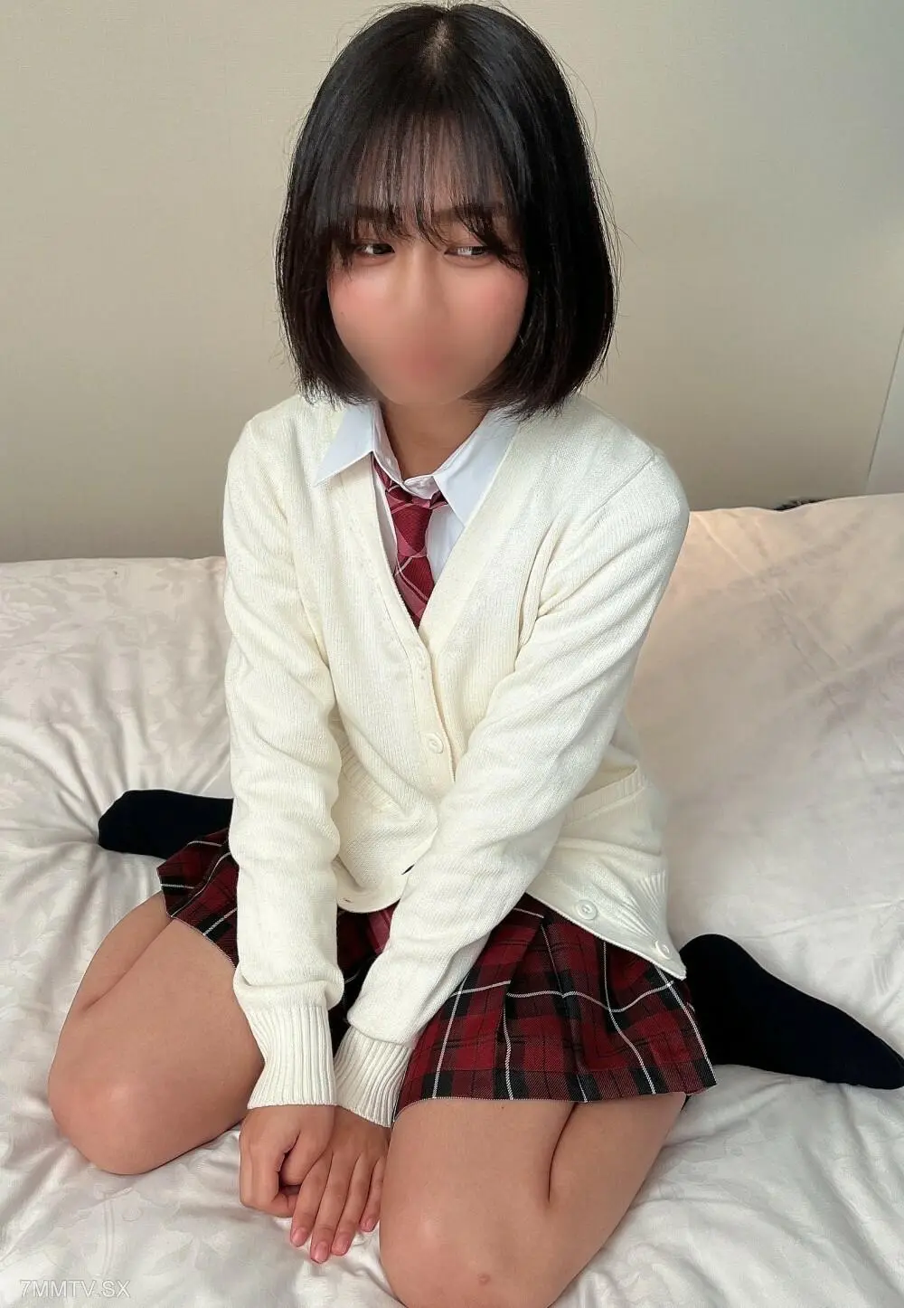 FC2-PPV-3195664 ※自己責任で見てください。10代家出した女の子。発育中の幼い小麦色の身体が潮吹きイキまくりで痙攣しまくり。大人に騙された哀れな女の子の人生初フェラと生中大量中出し、人生終了。