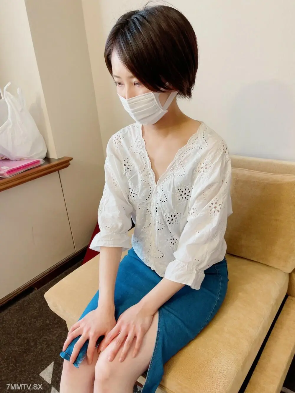 FC2-PPV-3197060 金欠で決意した美人妻、他人棒で興奮する変態でした！！旦那が仕事中の昼間にハメてきました！！罪悪感はある顔してましたが、生で中出しはセオリーで！！顔出し、生ハメ、中出しです